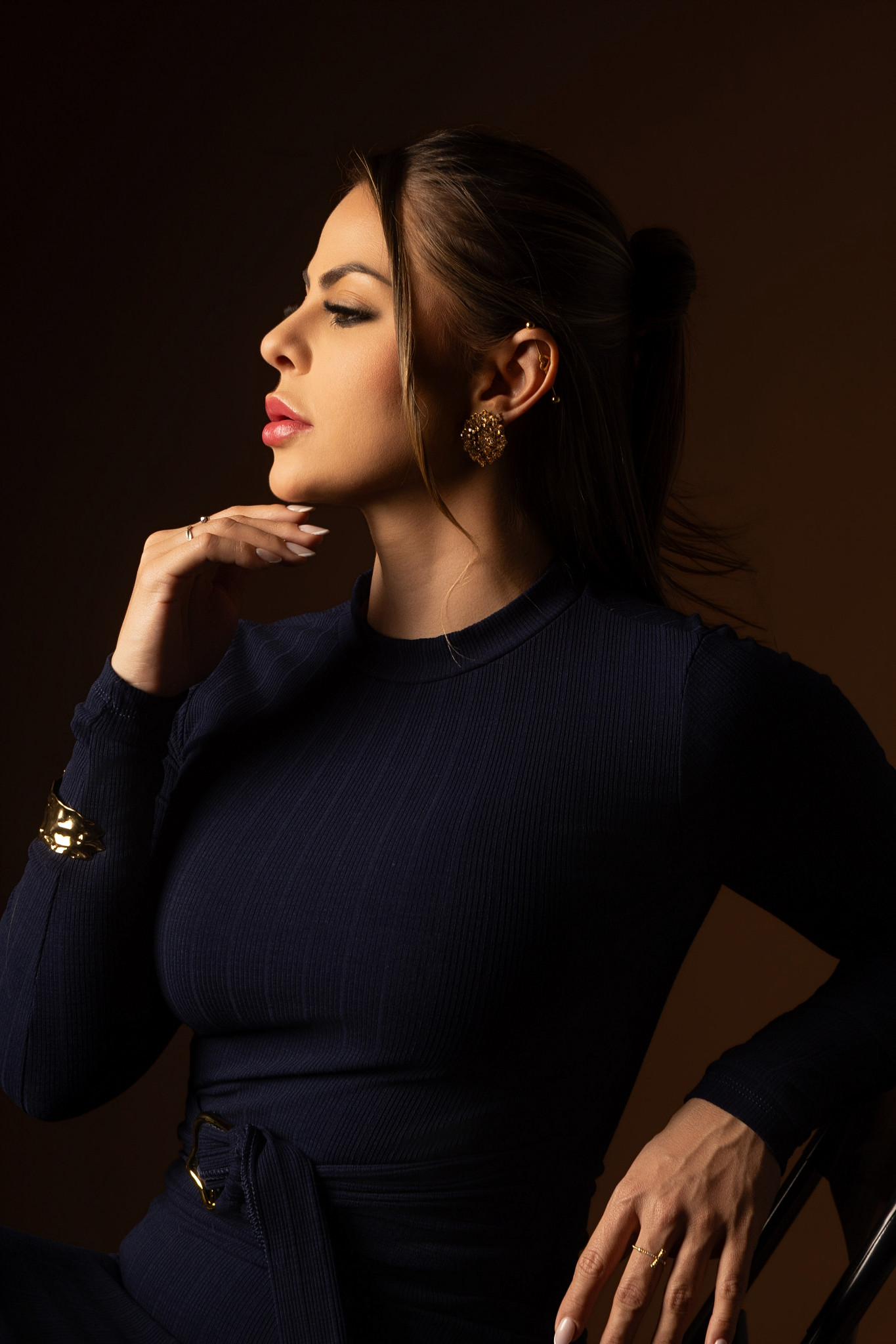 Naiane Gonçalves em retrato de perfil elegante